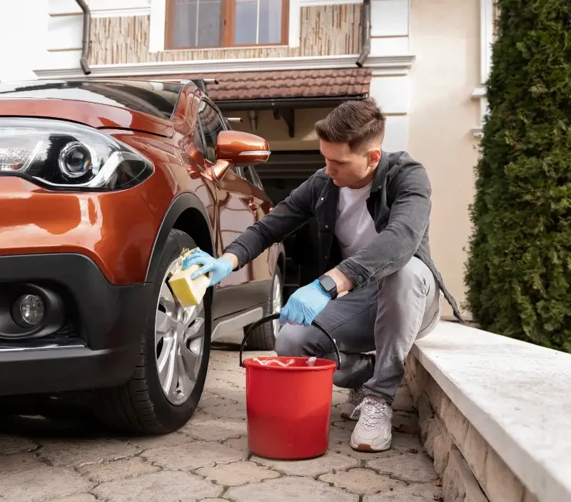 Lavage auto à domicile Serves-sur-Rhône : professionnel intervenant sur un véhicule
